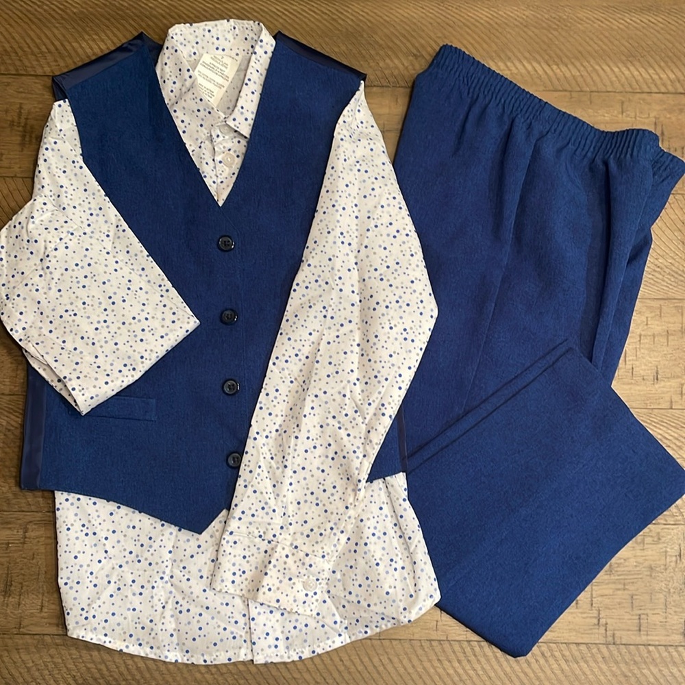 Van Heusen Boys suit vest, shirt and pant. Navy blue size 7 boys.